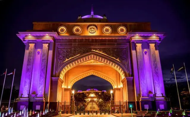 阿聯酋阿布扎比皇宮酒店設計極其豪華，耗資30億美元