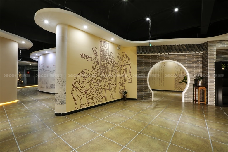 如何在展廳中設計一個與企業核心價值觀相符的展示主題？