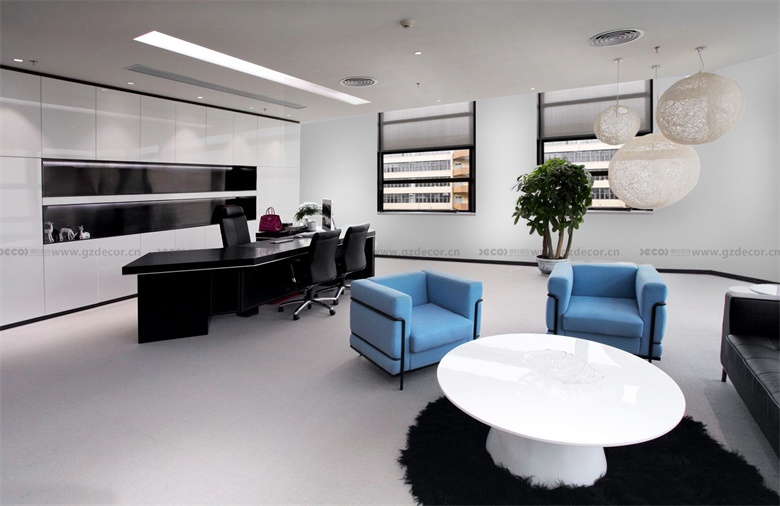 現代簡約風格辦公室裝修效果圖有哪些必備元素？